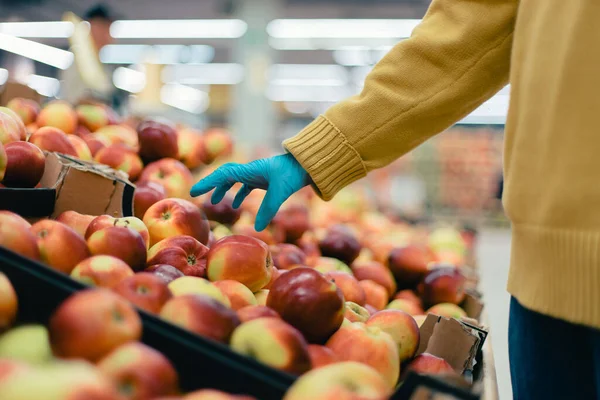 Acheteur cueille des pommes dans le magasin. concept de sécurité — Photo