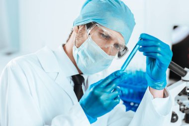 Kapat. Aşı örneği bir bilim adamının ellerinde. .