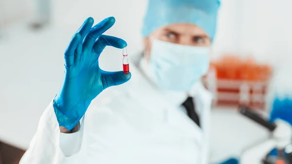 Vicino. capsula con un vaccino nelle mani di uno scienziato. — Foto Stock