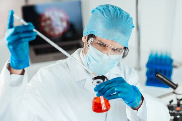 Fecha. cientista realiza pesquisa em laboratório. — Fotografia de Stock