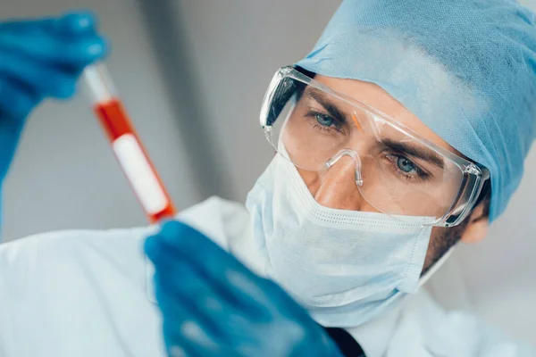 Vicino. provetta nelle mani di un assistente di laboratorio. — Foto Stock