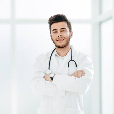 Tam gelişim. Gülümseyen terapist hastane rüzgarının yanında duruyor.