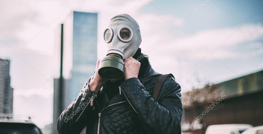 Giovane uomo che indossa una maschera antigas su una strada della città -  Foto Stock: Foto, Immagini © albertyurolaits 379246390