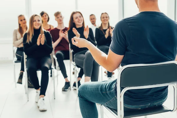 Grupo de trabajo que aplaude al orador durante la reunión  . —  Fotos de Stock