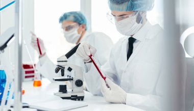 Kapat. Bilim adamı tüpteki yazıyı test ile okuyor..