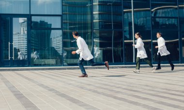 Tam gelişim. Sağlık görevlileri ilk yardım için acele ediyorlar. .