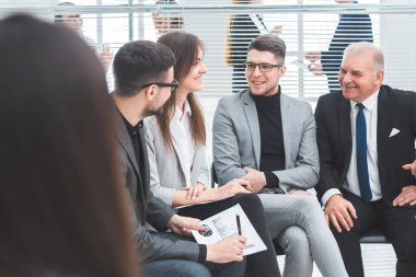 Çalışma grubu fikirlerini konferans odasında tartışıyor.