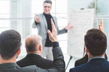 Konuşmacı seminer sırasında sorular soruyor.