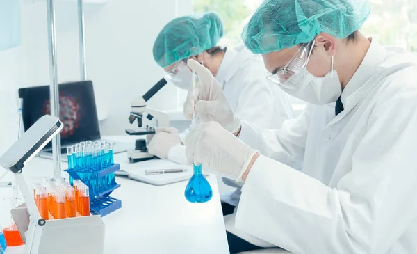 Fecha. cientistas estão trabalhando para desenvolver novas vacinas  . — Fotografia de Stock