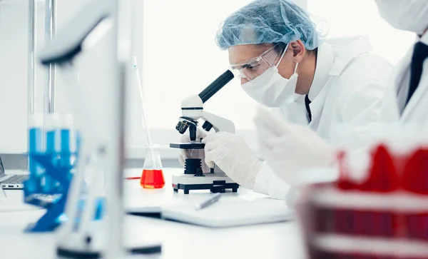 De cerca. Científico analizando sangre en el laboratorio. —  Fotos de Stock