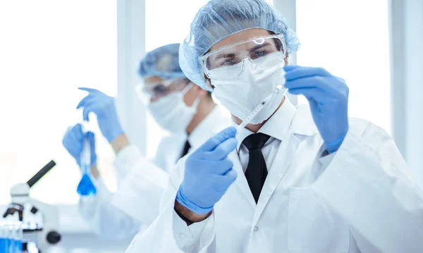 Immagine di sfondo di un assistente di laboratorio in un laboratorio medico — Foto Stock