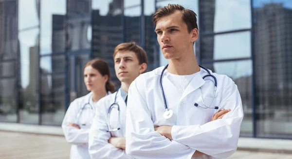 De près. équipe de médecins debout dans une rue de la ville. — Photo
