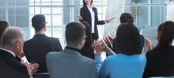 Affärskvinna gör en presentation för de anställda i företaget — Stockfoto