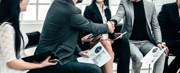 Colleghi d'affari che stringono la mano a una riunione di ufficio . — Foto Stock