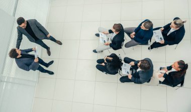 Patron en iyi çalışanı iş toplantısında tebrik ediyor..