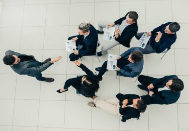 Üst Manzara. Yönetici bir iş toplantısı sırasında sorular soruyor..