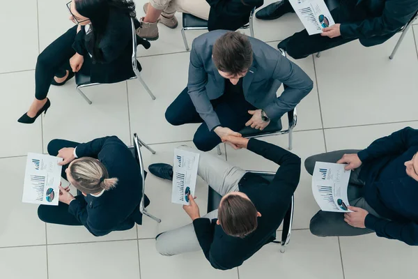 Vista superior. Grupo de trabalho sobre a nova estratégia financeira. — Fotografia de Stock