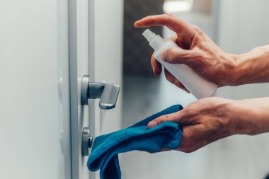 Kapat. Çalışan kapı koluna antibakteriyel sprey sıkmış..