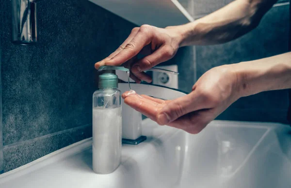 De cerca. persona utiliza un jabón bactericida. — Foto de Stock