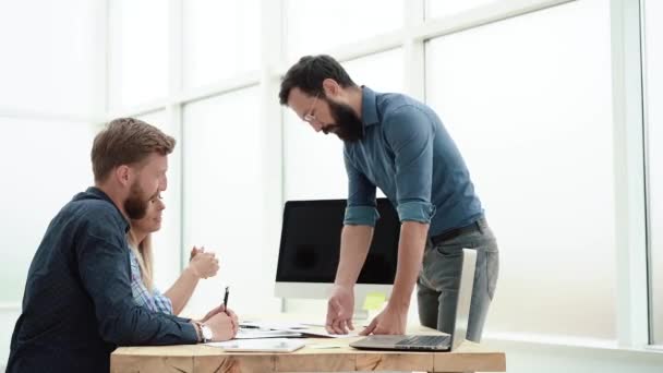 Manager discussing current tasks with employees — Stock videók