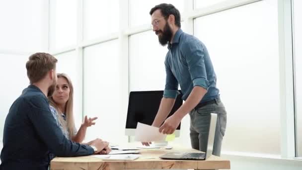 Empleados de oficina resolviendo problemas de negocios. concepto de negocio . — Vídeos de Stock