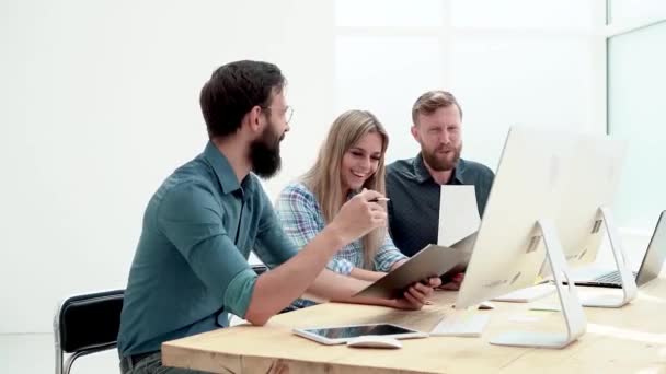 Equipo de negocios discutiendo los términos de un nuevo contrato — Vídeos de Stock