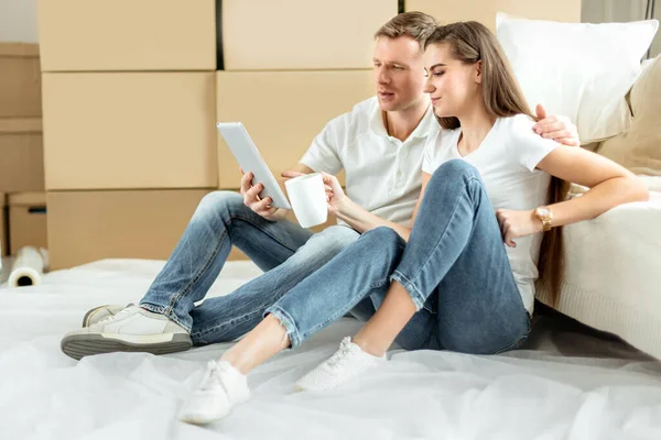 Pareja joven haciendo pedidos en una tienda en línea — Foto de Stock