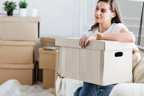 De cerca. mujer joven feliz con una caja de cartón grande — Foto de Stock