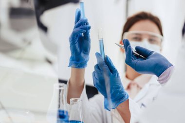 Kapat. Mutlu bilim adamı araştırmanın sonuçlarından memnun..