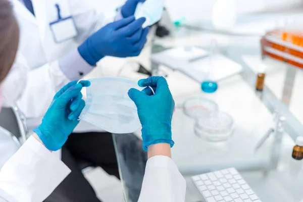 De cerca. empleados de laboratorio que usan máscaras protectoras . —  Fotos de Stock