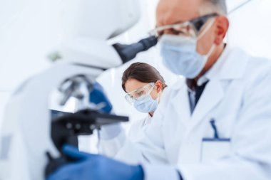 Bir tıp laboratuarında araştırma yapan bir grup bilim adamının görüntüsü.