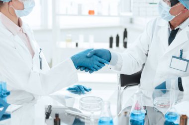 Kapat. Mikrobiyoloji bilimcileri el sıkışıyor. Bilim ve sağlık.