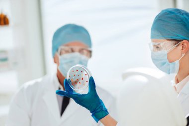 Mikrobiyoloji bilimcileri viral hücrelerin gelişimini tartışıyor .