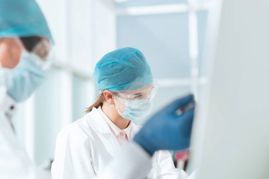 Kapat. Bilim adamları modern bir laboratuvarda testler yapıyorlar..