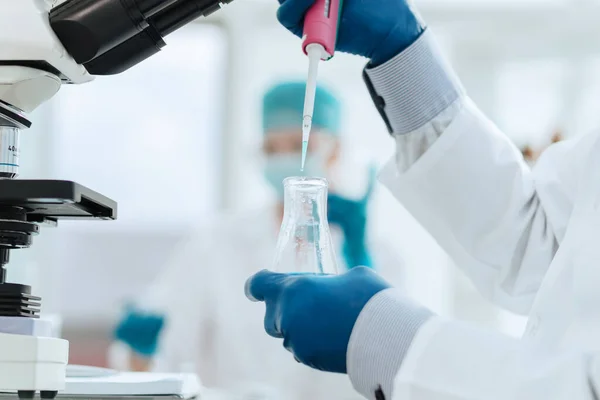 Fecha. cientista examinando um líquido em um frasco de laboratório. — Fotografia de Stock