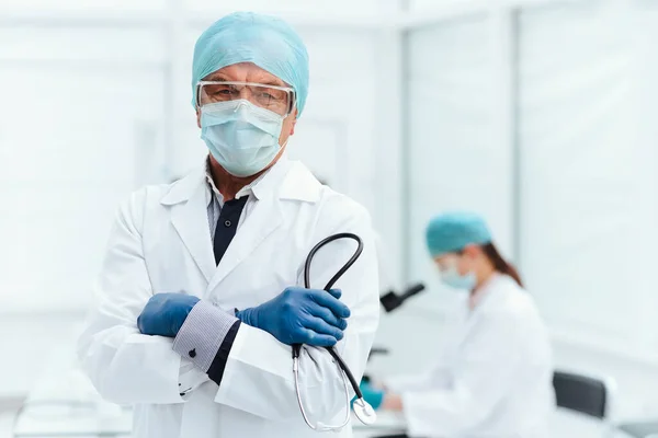 De cerca. médico con una máscara protectora de pie en el laboratorio. — Foto de Stock