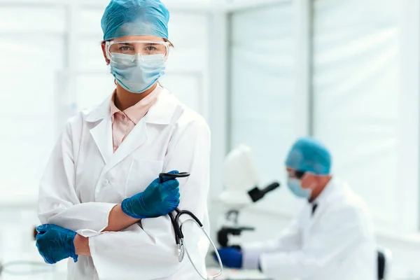 Vicino. medico donna con uno stetoscopio in piedi in laboratorio. — Foto Stock