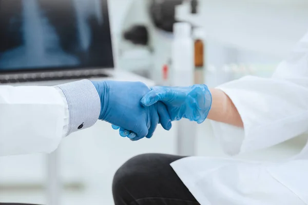 På nära håll. Medicinska forskare skakar hand i labbet. — Stockfoto