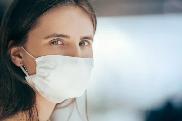 Jonge vrouw in een beschermend masker kijken naar u — Stockfoto