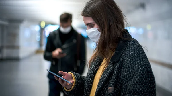 Grupo de moradores em máscaras protetoras andando na passagem subterrânea — Fotografia de Stock