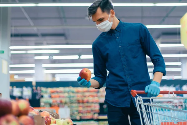 Casual man buying fruit in the quarantine period — Stock Photo, Image