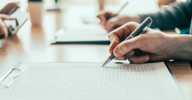 Kapat. Finansal verileri analiz eden bir grup çalışan.