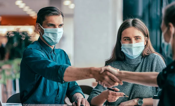 Gente de negocios dando la mano sobre un escritorio de oficina. —  Fotos de Stock