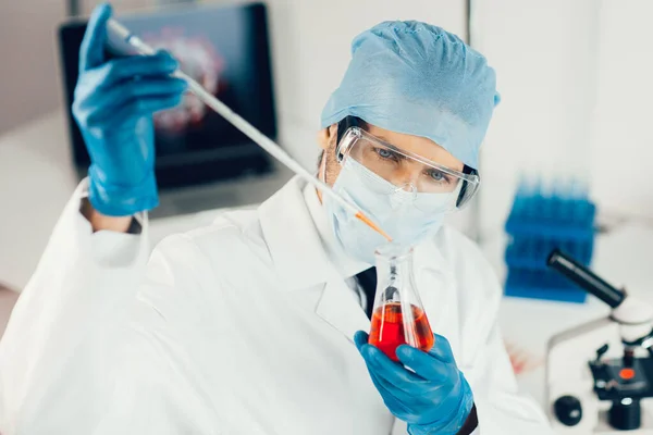 Fecha. o cientista olhando cuidadosamente para o tubo de ensaio . — Fotografia de Stock