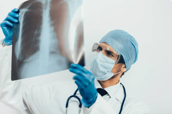 Kapat. Doktor akciğerlerin röntgenini inceliyor.. — Stok fotoğraf