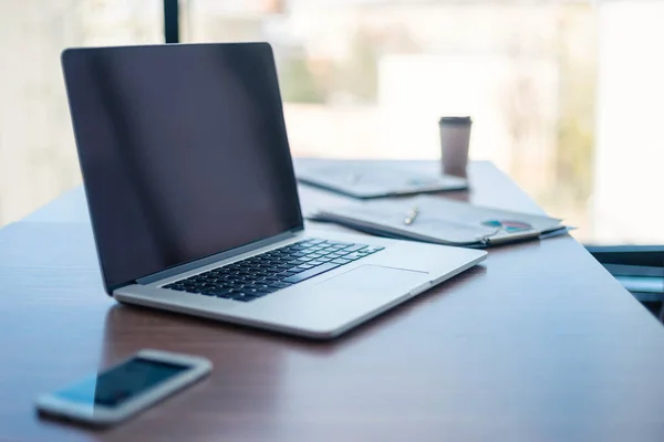 Fecha. laptop aberto e gráfico financeiro na mesa no escritório. — Fotografia de Stock