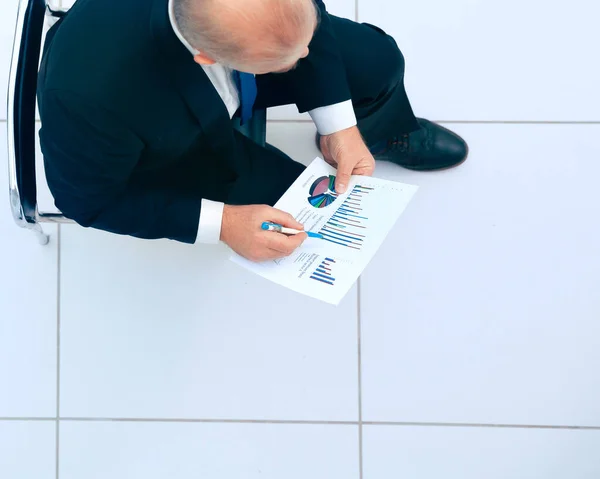 Vista superior. hombre de negocios analizando datos financieros. —  Fotos de Stock