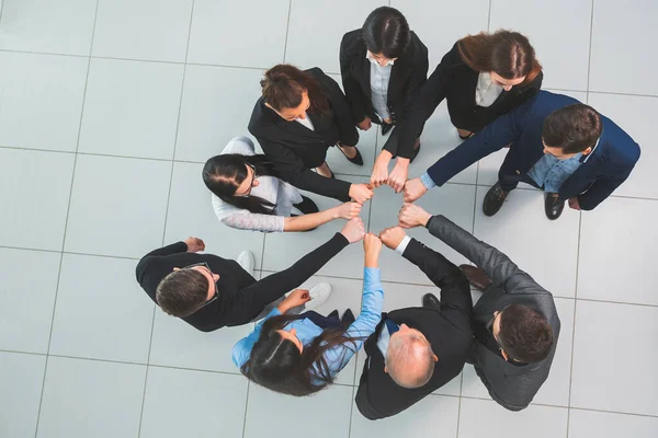 Vista superior. grupo de jóvenes profesionales de pie en un círculo — Foto de Stock