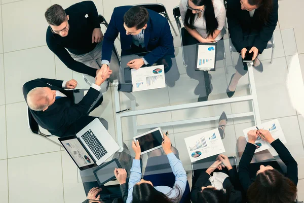 Vista superior. aperto de mão dos parceiros financeiros numa reunião de trabalho. — Fotografia de Stock