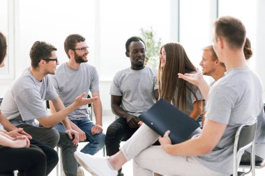 Kapat. Seminer sırasında tartışan bir grup genç
